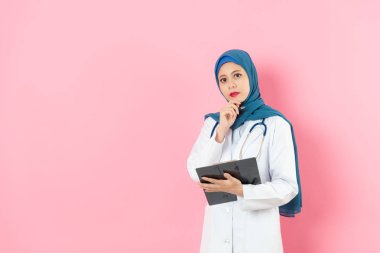 çok güzel kadın Müslüman doktor kalem tutan