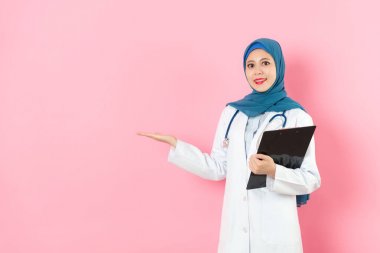 Müslüman kadın doktor pembe arka planda duran