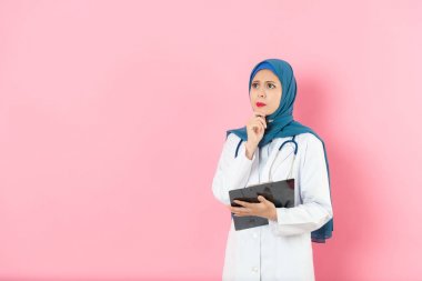 çekici kadın Müslüman doktor Pano taşıma