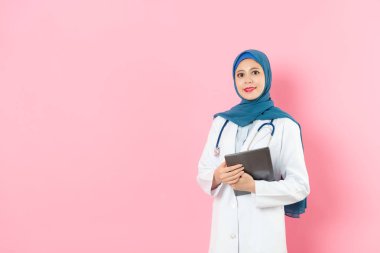 Müslüman doktor mobil dijital tablet ile çalışma