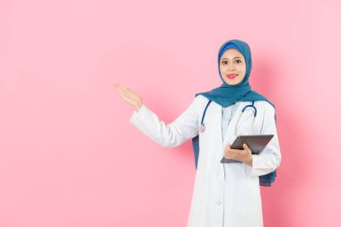 telefon defteri taşıyan genç Müslüman kadın doktor