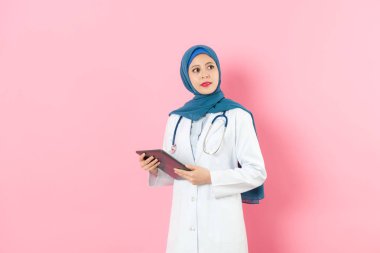 zarif çekici Müslüman kadın hastane doktor