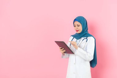 Müslüman kadın doktor mobil dijital tablet kullanma
