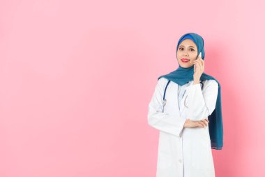 Müslüman kadın doktor pembe arka planda duran