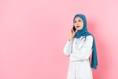 Genç Müslüman kadın doktor hareket eden smartphone kullanarak