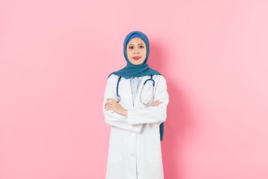Kendine güvenen profesyonel kadın Müslüman doktor 