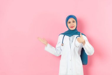 pembe arka planda duran kadın Müslüman doktor