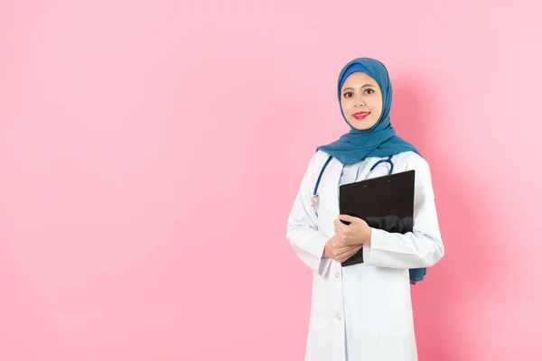 Muslimischer Arzt mit Patientenakte — Stockfoto