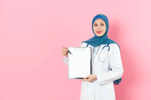 Confiante muçulmano mulher médico segurando prancheta — Fotografia de Stock