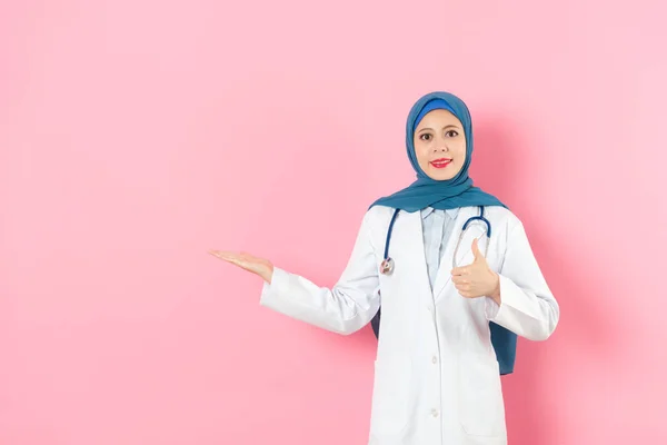 Muslim médico feminino fazendo postura de apresentação — Fotografia de Stock