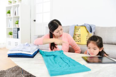 güzel genç bayan kadın küçük çocuk suçluyor