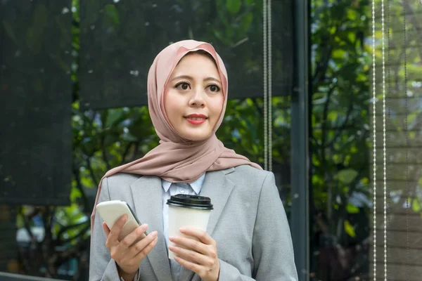 Весёлая, симпатичная мусульманка, работница компании — стоковое фото
