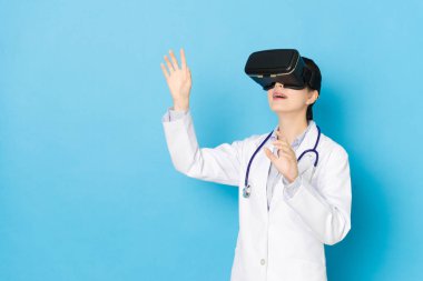 gülümseyen genç kadın doktor VR teknolojisi giyiyor