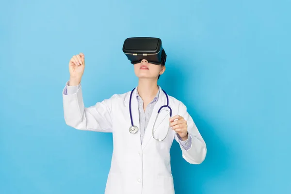 Pretty hospital doctor woman wearing VR technology — Stock Photo, Image