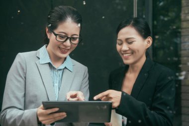 kadın Yöneticisi'ni kullanarak dijital tablet