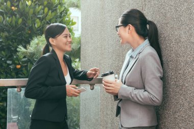 kadınların ortak konuşma birlikte
