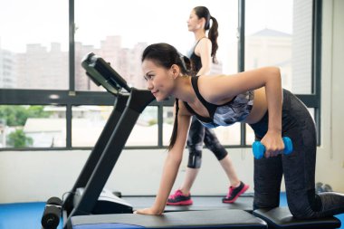 Halter yapıyor kız onun kas tren