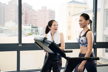 Kız karşılamak ve arkadaşıyla konuşurken