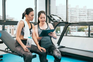 Asya kişisel fitness eğitmeni açıklayan
