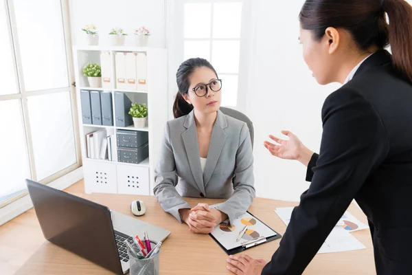 Manager verklaren haar gezichtspunt — Stockfoto