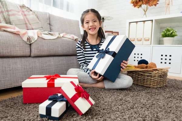Niños felices sosteniendo una caja de regalo con muchas cajas —  Fotos de Stock