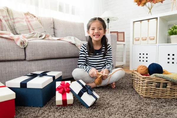 Asiáticos niños felices de hacer punto regalo de vacaciones — Foto de Stock