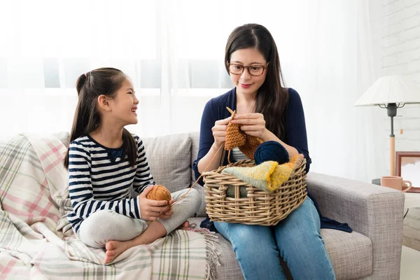 Happy Asian Kids Sitting Sofa Her Mother Knitting Together Living — Stock Photo, Image
