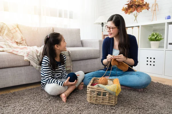 Sweet Asian Kids Stay Her Mother Enjoy Knitting Together Sitting — Stock Photo, Image
