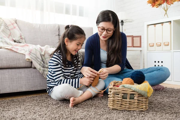 Beautiful Asian Mom Teaches Her Daughter How Knitting Autumn Sweater — Stock Photo, Image