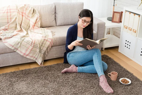 Mujeres estudiante lectura libro y comer — Foto de Stock