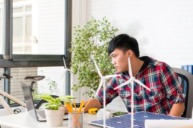 bilgisayar kullanarak erkek yeşil elektrik mühendisi