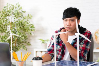 Yel değirmeni arıyorsunuz Asya adam Rüzgar güç mühendisi