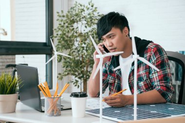 telefon görüşmesi konuşmaya adam Tasarımcısı