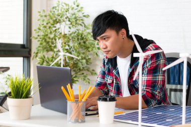 erkek alternatif Tasarımcısı bilgisayar kullanarak