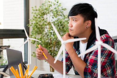 dışarı Asya adam alternatif mühendis bak