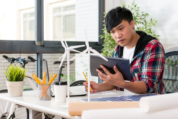 Ingeniero alternativo utilizar la almohadilla táctil digital —  Fotos de Stock