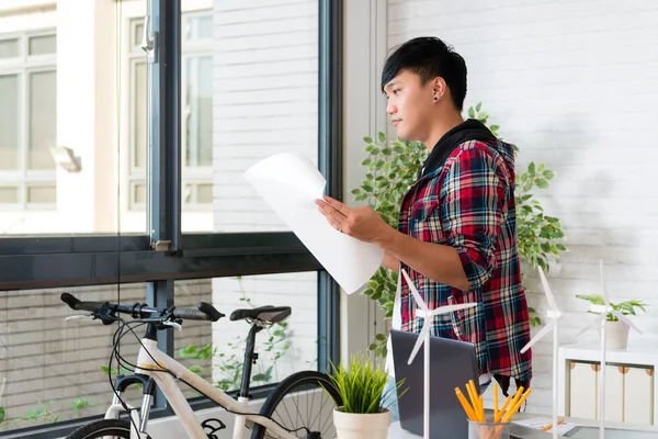 Ingeniero de potencia alternativo comprobando el plano — Foto de Stock