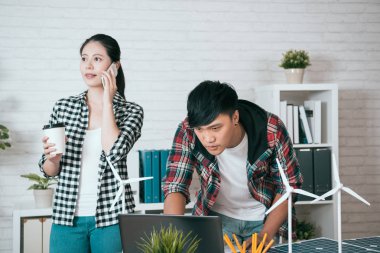 birlikte çalışan alternatif enerji mühendisi