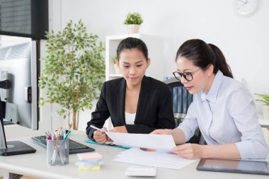 birlikte konuşan proje çalışan kadınlar