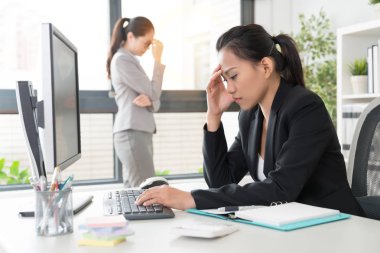 bir baş ağrısı var Bayan sorunun acı