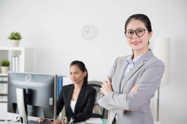 birlikte çalışan iki güven office kadın