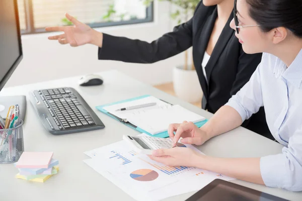 Mujer de negocios discutiendo el proyecto del cliente — Foto de Stock