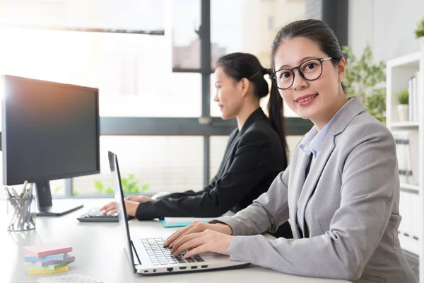 Senhora de negócios trabalhando no computador — Fotografia de Stock