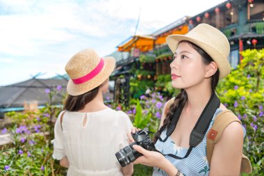 iki Asyalı kız ünlü simge ziyaret