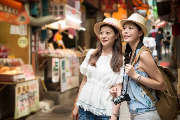 Meninas asiáticas bonitas visitando rua pedlar — Fotografia de Stock