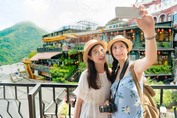 Meisjes nemen selfie van beroemde bezienswaardigheden — Stockfoto
