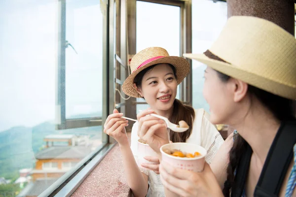 Азиатские девушки едят знаменитые ямс таро-шарики — стоковое фото