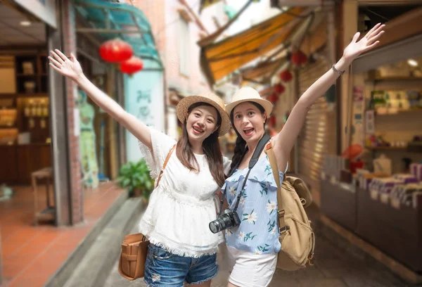 Meisjes gelukkig bezoeken van Jiufen stad van Taiwan. — Stockfoto