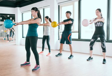 oyuncu egzersiz ile yukarı kaldırarak kettlebell