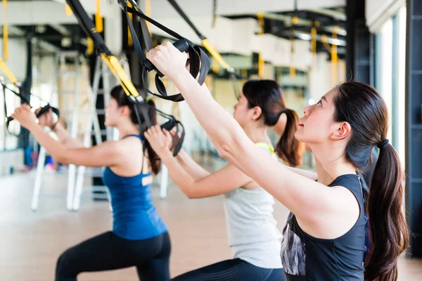 美丽的亚洲女孩学习使用 Trx — 图库照片